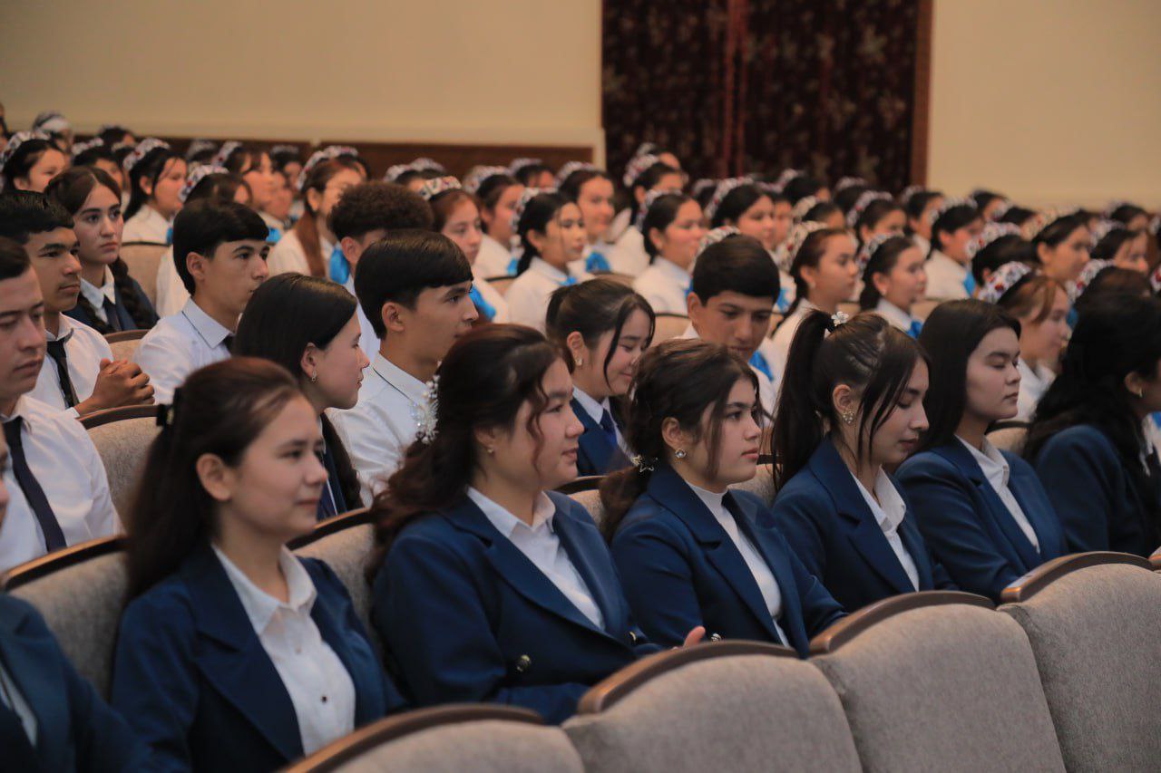 "Talabalik umrim bahori" shiori ostida talabalikka bagʻishlov bayram dasturi oʻtkazildi.