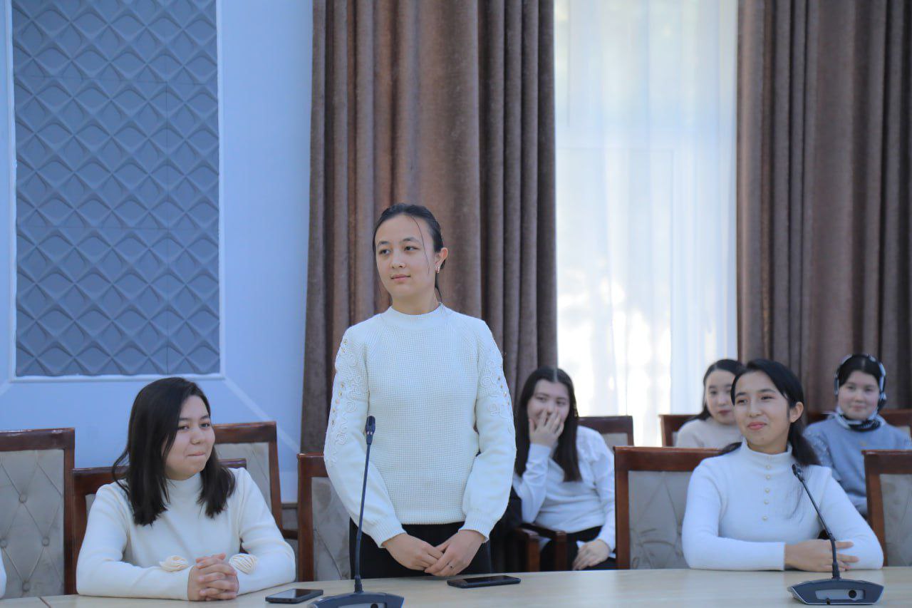 “Jamiyatni qutqarish uchun vatanparvarlik muhimmi yoki zamonaviy texnologiyalar?” mavzusida debat.