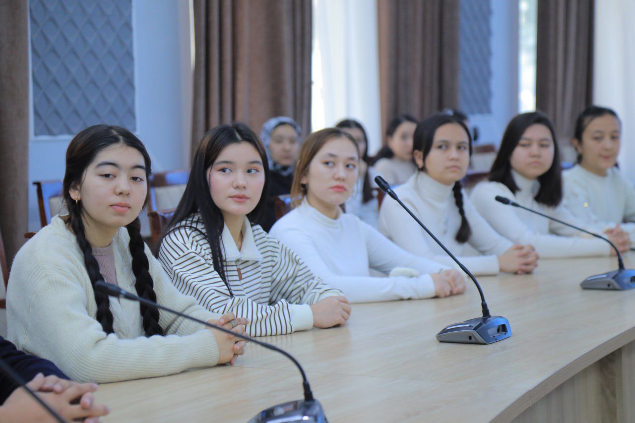 “Jamiyatni qutqarish uchun vatanparvarlik muhimmi yoki zamonaviy texnologiyalar?” mavzusida debat.