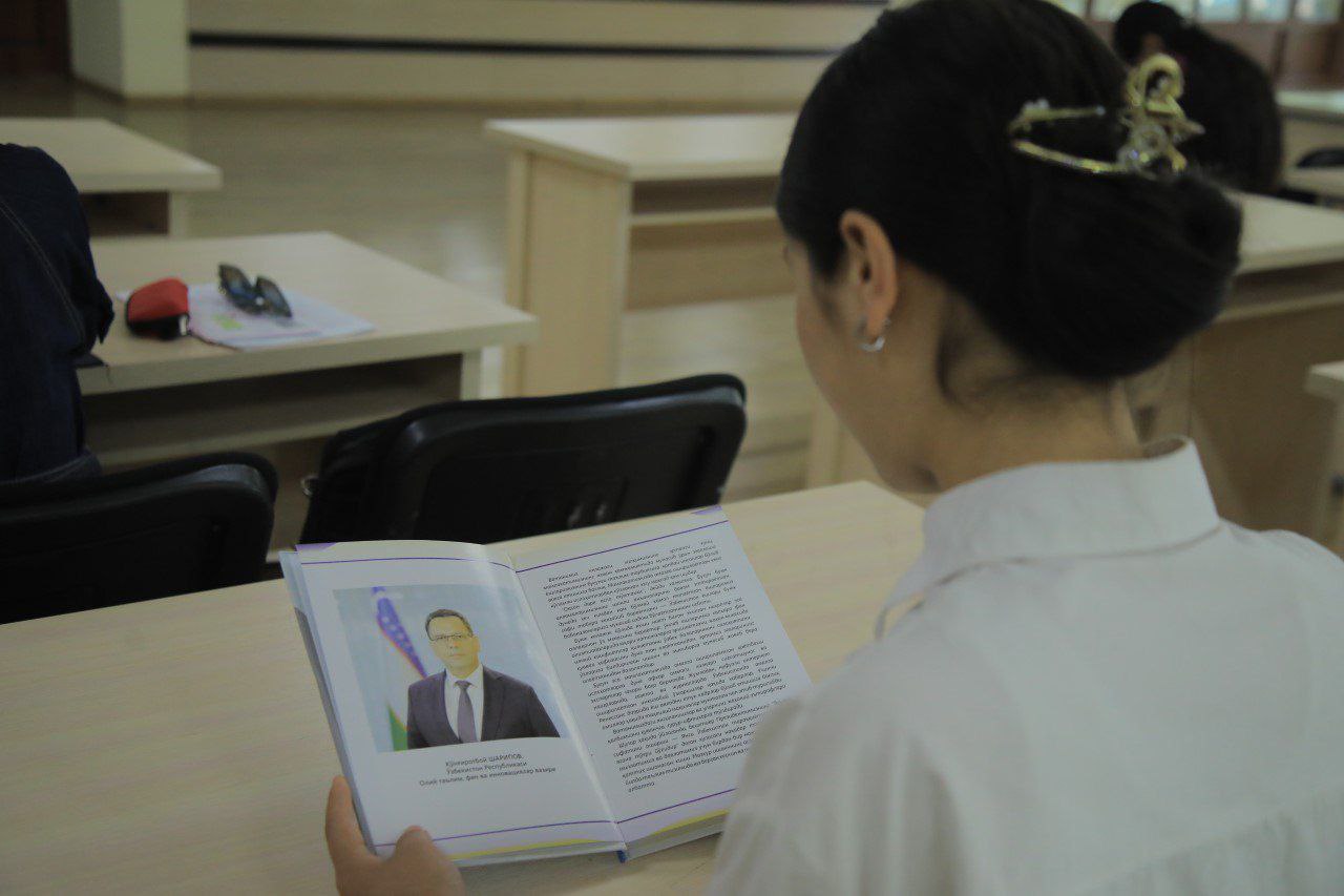 Vazirdan kitob hadya