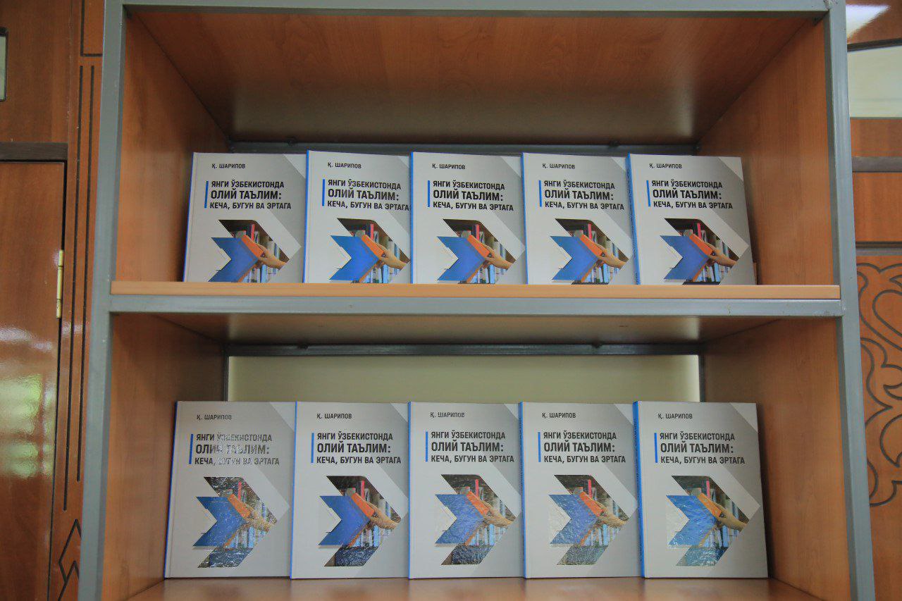 Vazirdan kitob hadya