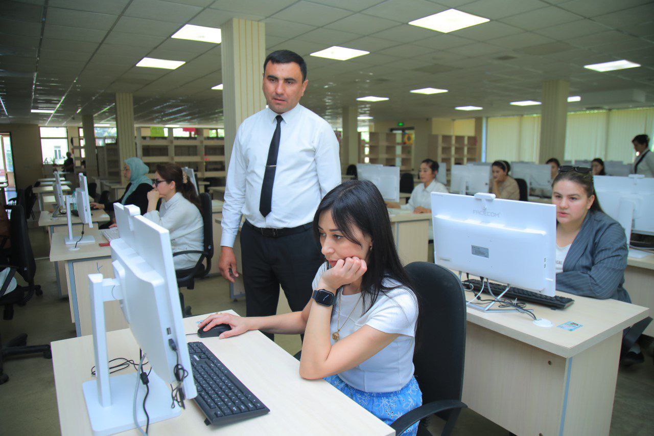 Maktabgacha taʼlim yoʻnalishi 2-bosqich talabalari yakuniy nazorat imtihonlarini topshirishmoqda