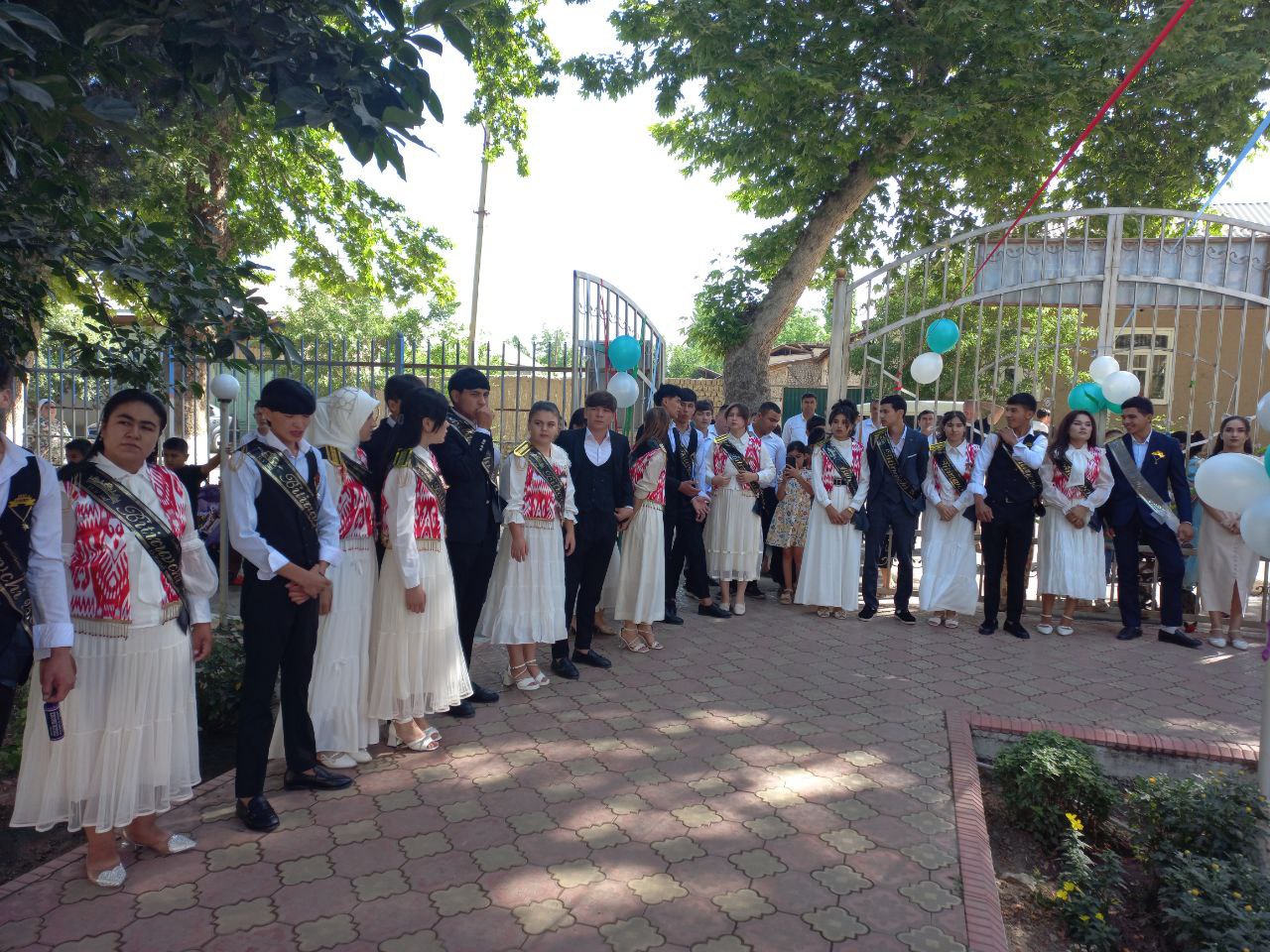 BITIRUVCHILARNING ULUGʻ MAQSAD SARI QO‘YGAN QADAMI QUTLUGʻ BO‘LSIN!