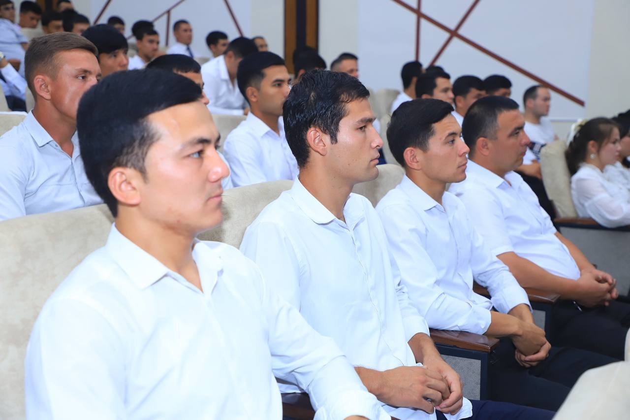 Bitiruvchilar bilan ochiq muloqot