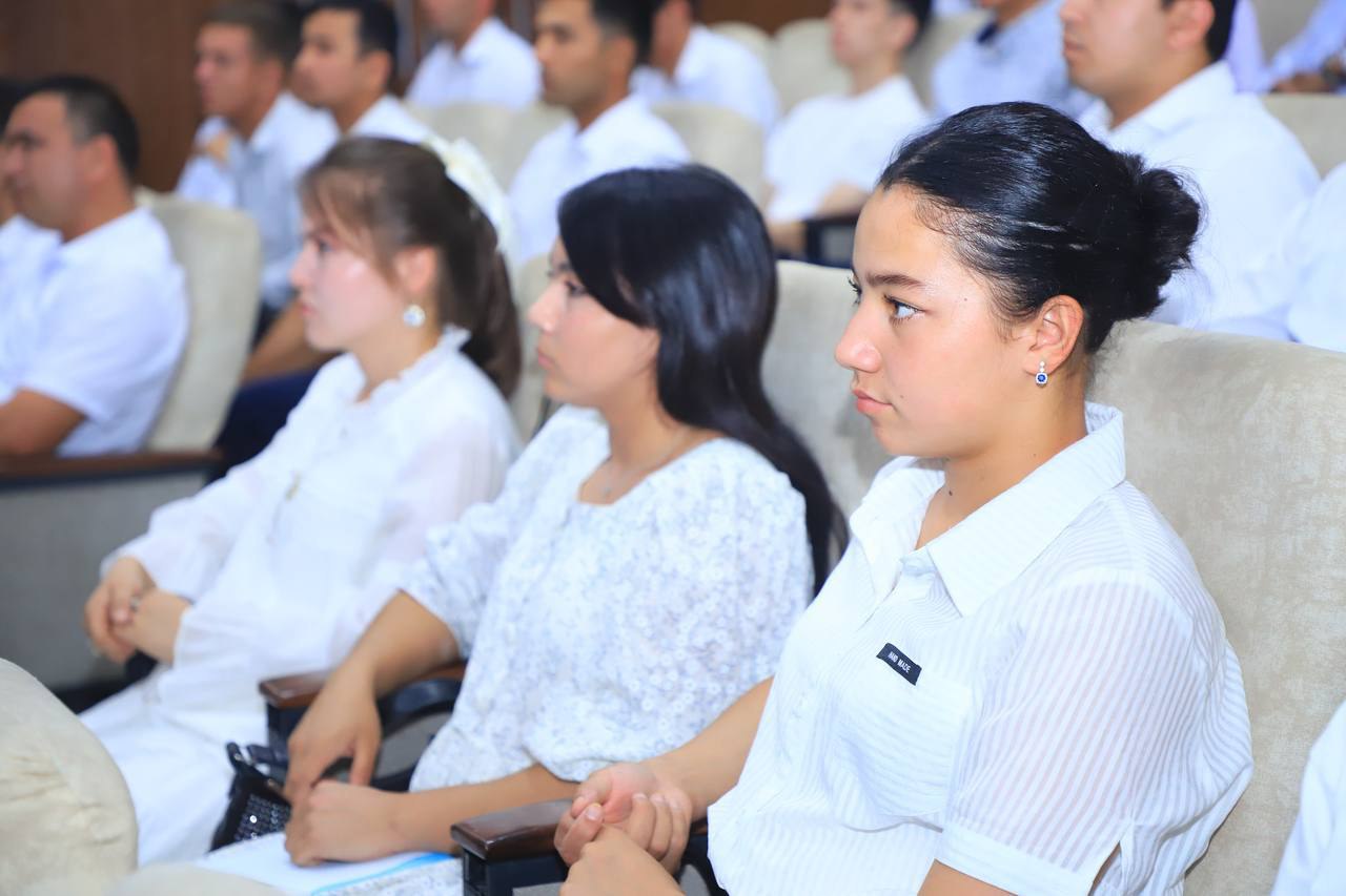 Bitiruvchilar bilan ochiq muloqot