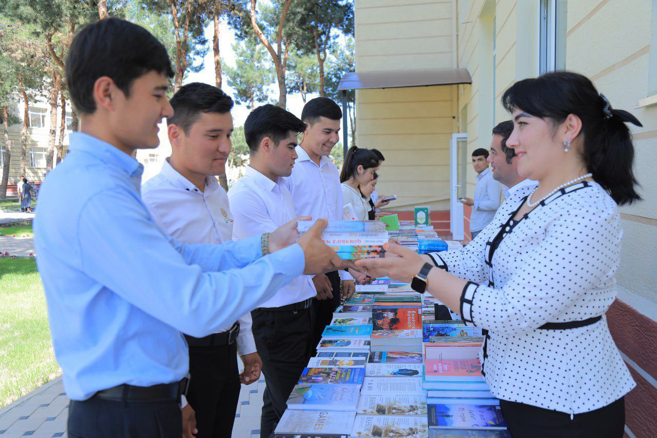 "Dolzarb 90 kun” loyihasi doirasida tashkil etilgan navbatdagi tadbir — “Kitobxon – yoz 2025” nomli kitoblar yarmarkasi