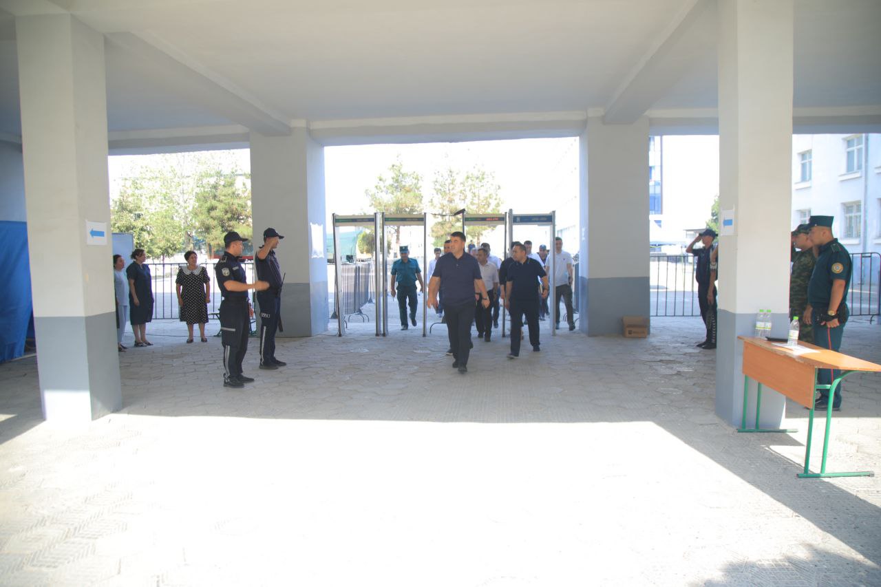 Namangan viloyati hokimi "Do‘stlik" Akademik litseyidagi test sinovlari jarayoni bilan tanishdi