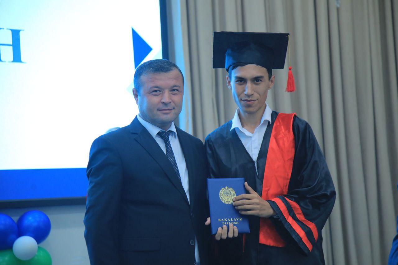 Tantanali diplom topshirish marosimidan lavhalar