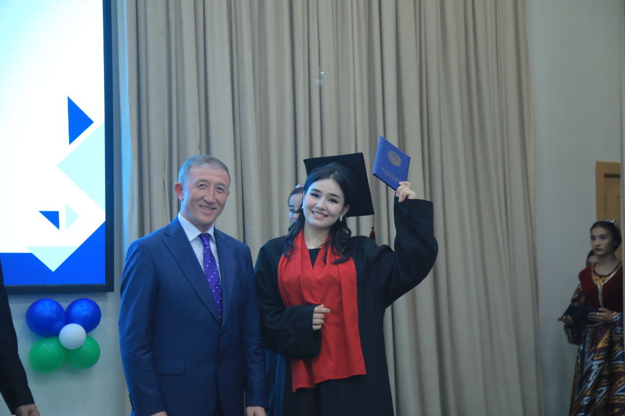 Tantanali diplom topshirish marosimidan lavhalar