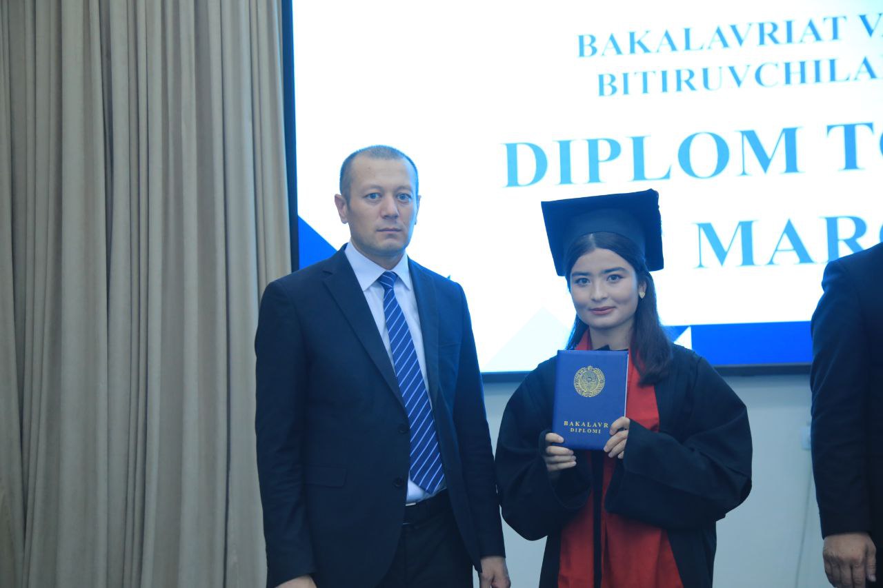 Tantanali diplom topshirish marosimidan lavhalar