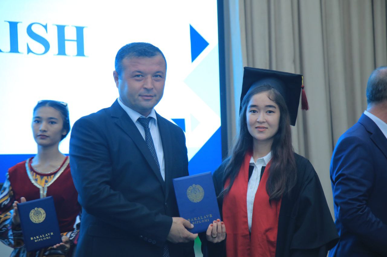 Tantanali diplom topshirish marosimidan lavhalar