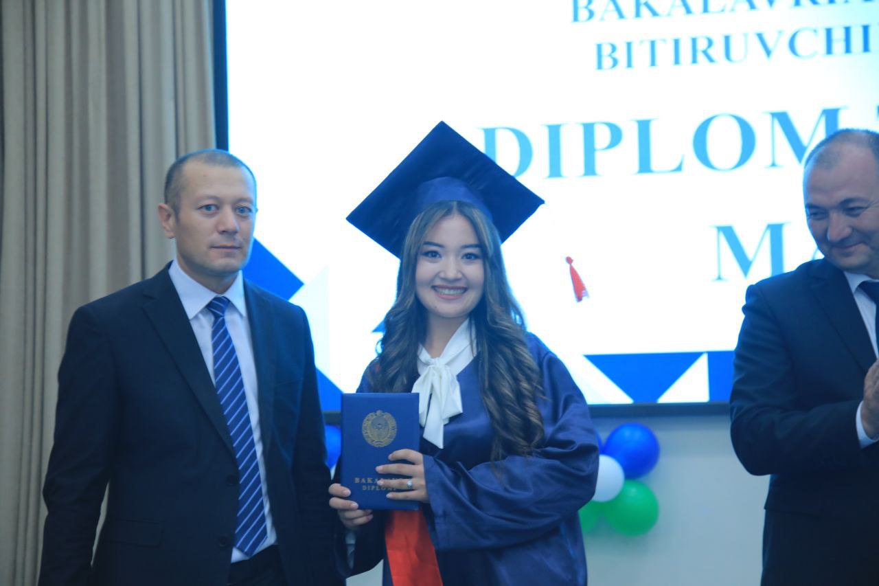Tantanali diplom topshirish marosimidan lavhalar