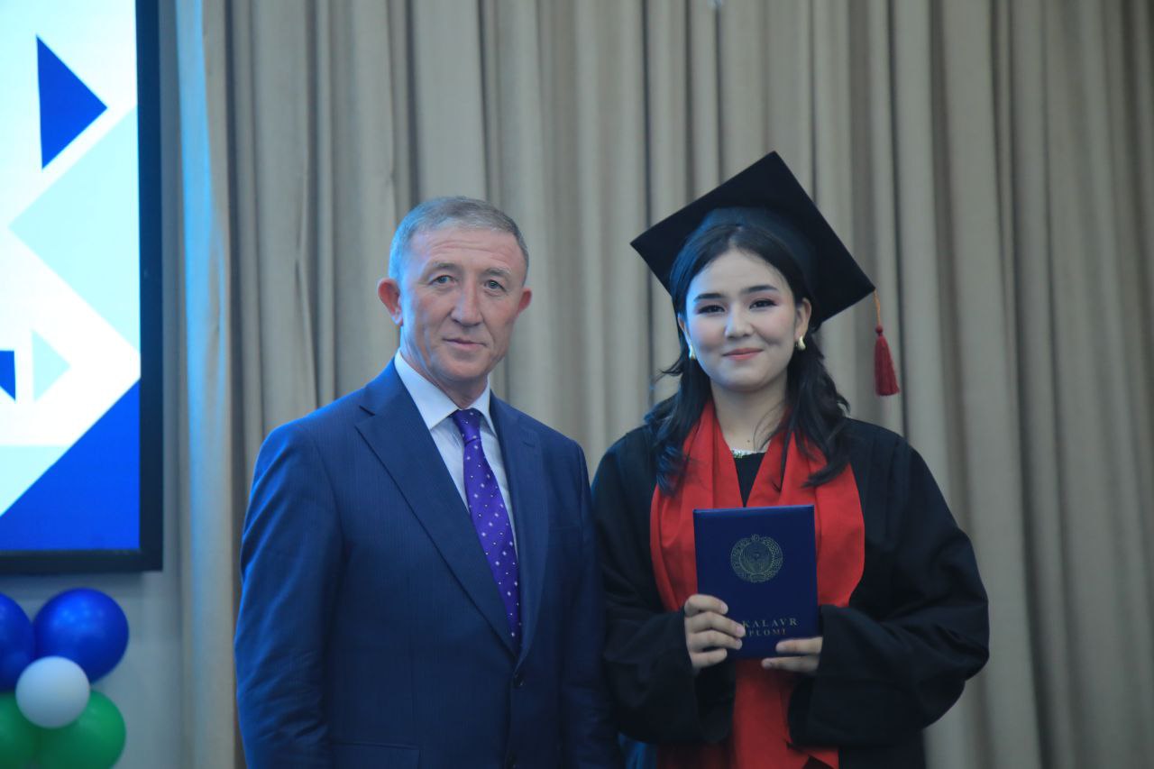 Tantanali diplom topshirish marosimidan lavhalar