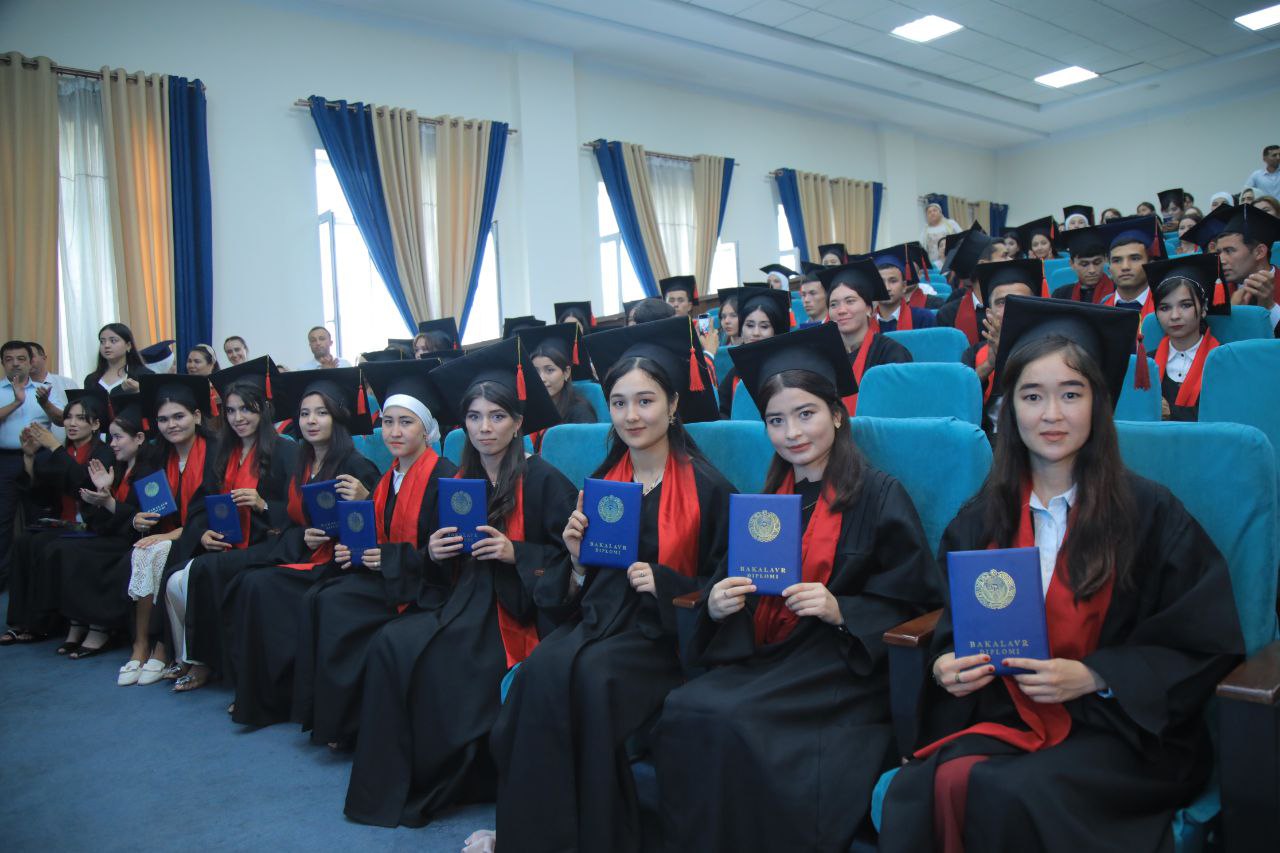 Tantanali diplom topshirish marosimidan lavhalar