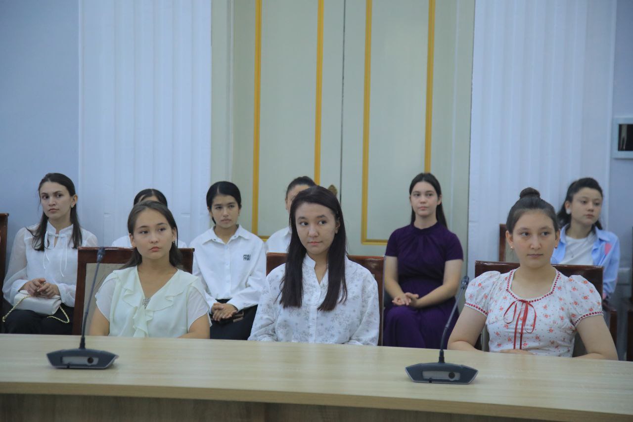 IQTIDORLI QIZLAR — BIR DAVRADA