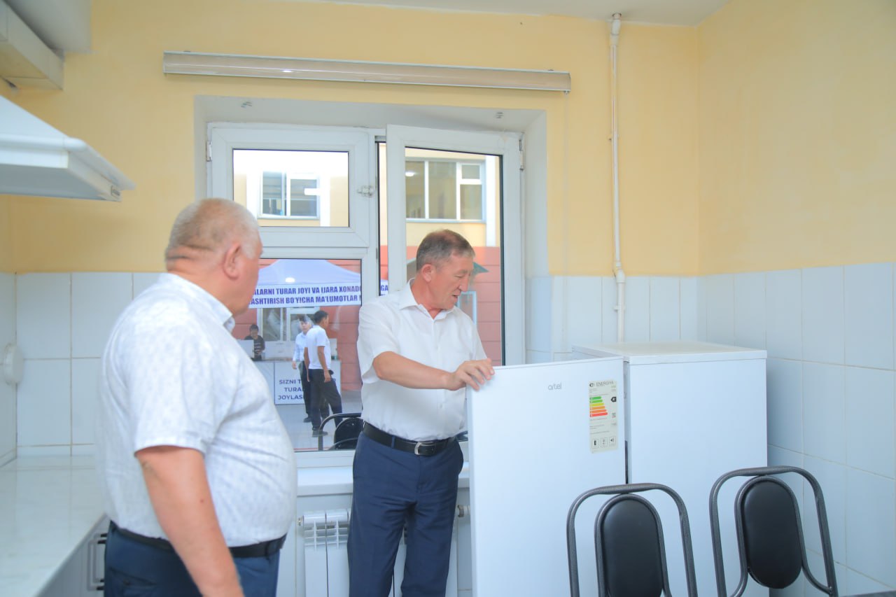 REKTOR TALABALAR YASHASH SHAROITLARI BILAN TANISHDI