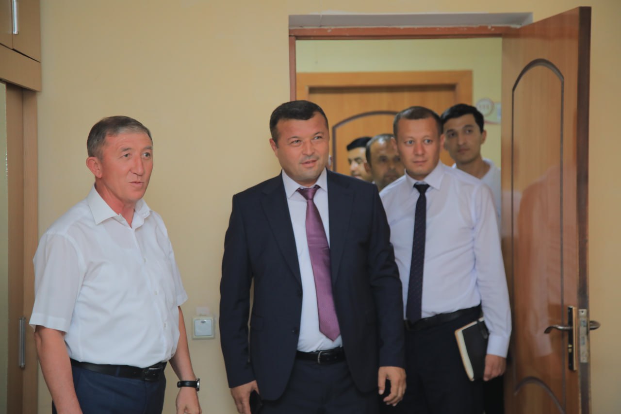 REKTOR TALABALAR YASHASH SHAROITLARI BILAN TANISHDI