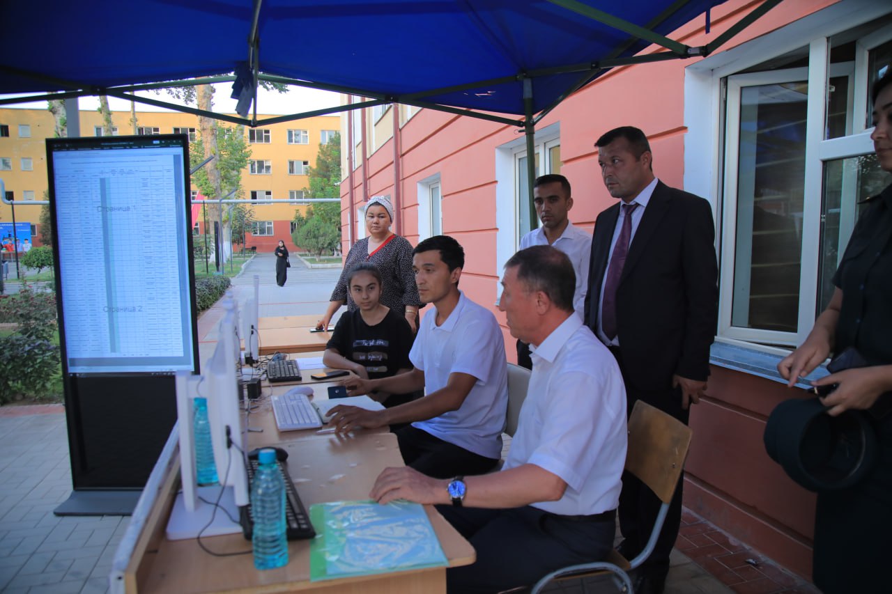 REKTOR TALABALAR YASHASH SHAROITLARI BILAN TANISHDI