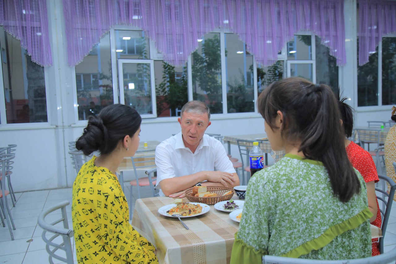 REKTOR TALABALAR YASHASH SHAROITLARI BILAN TANISHDI