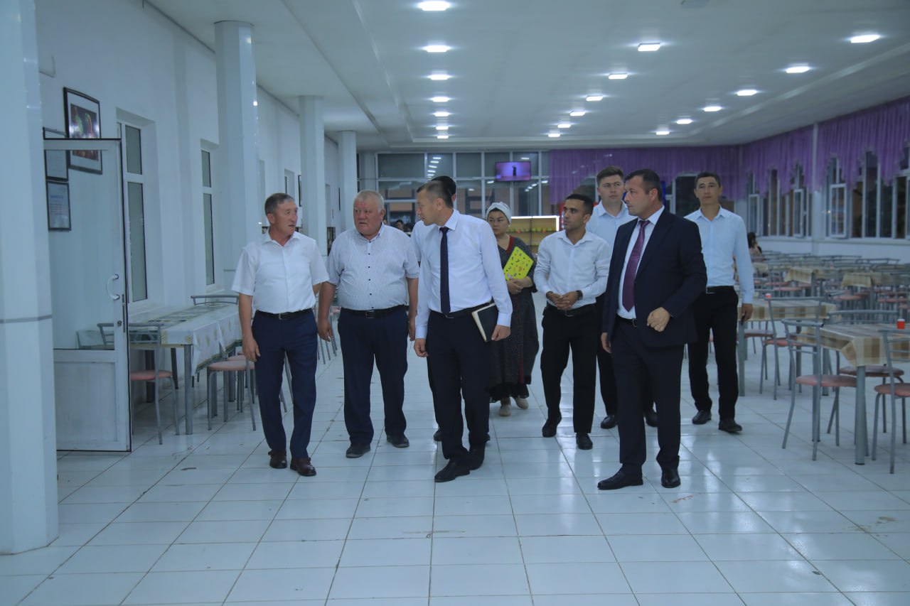 REKTOR TALABALAR YASHASH SHAROITLARI BILAN TANISHDI