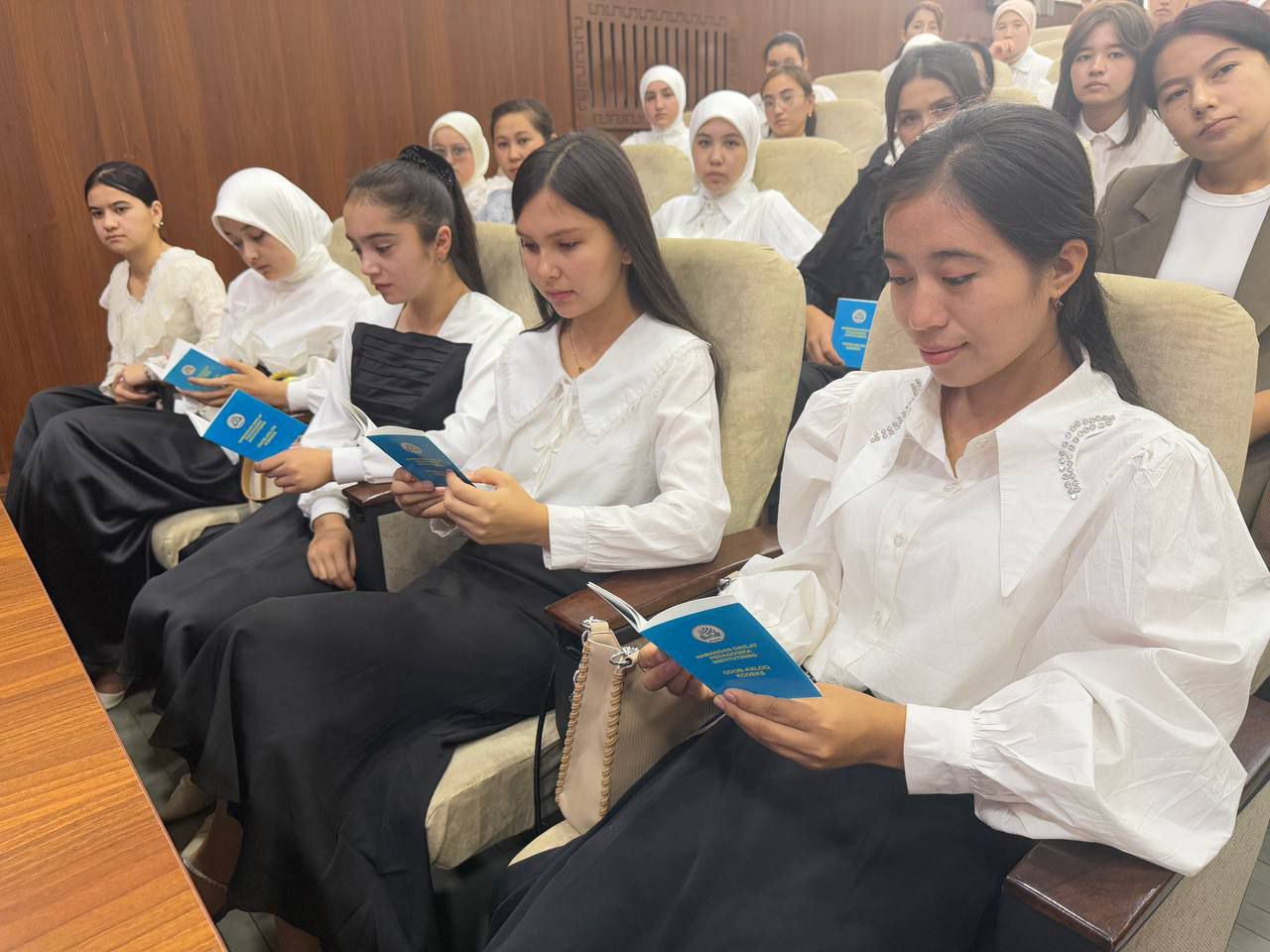 jtimoiy fanlar fakultetida “Odob-axloq kodeksi” va “Ichki tartib qoidalari” targ‘iboti bo‘yicha suhbat tashkil etildi