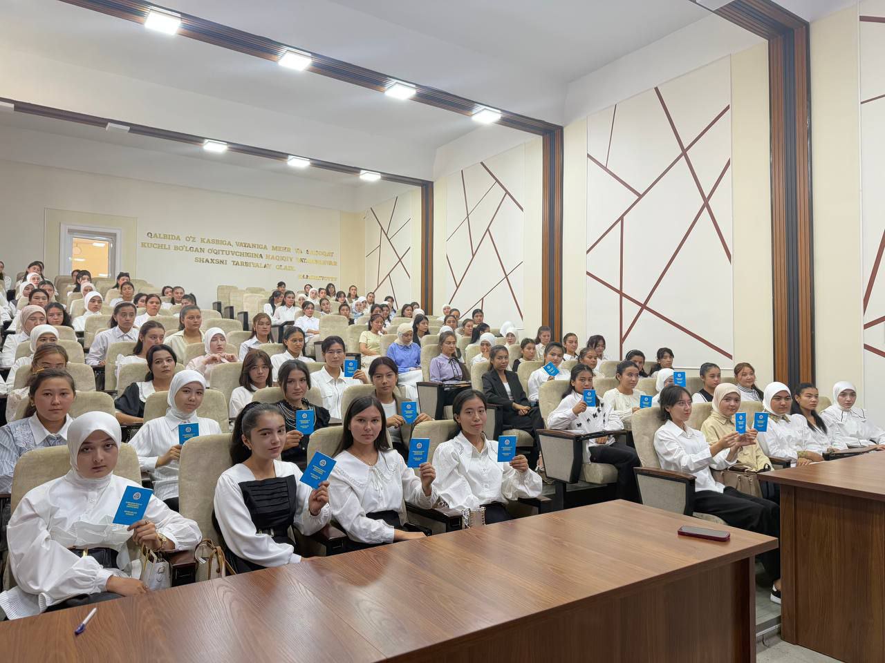 jtimoiy fanlar fakultetida “Odob-axloq kodeksi” va “Ichki tartib qoidalari” targ‘iboti bo‘yicha suhbat tashkil etildi