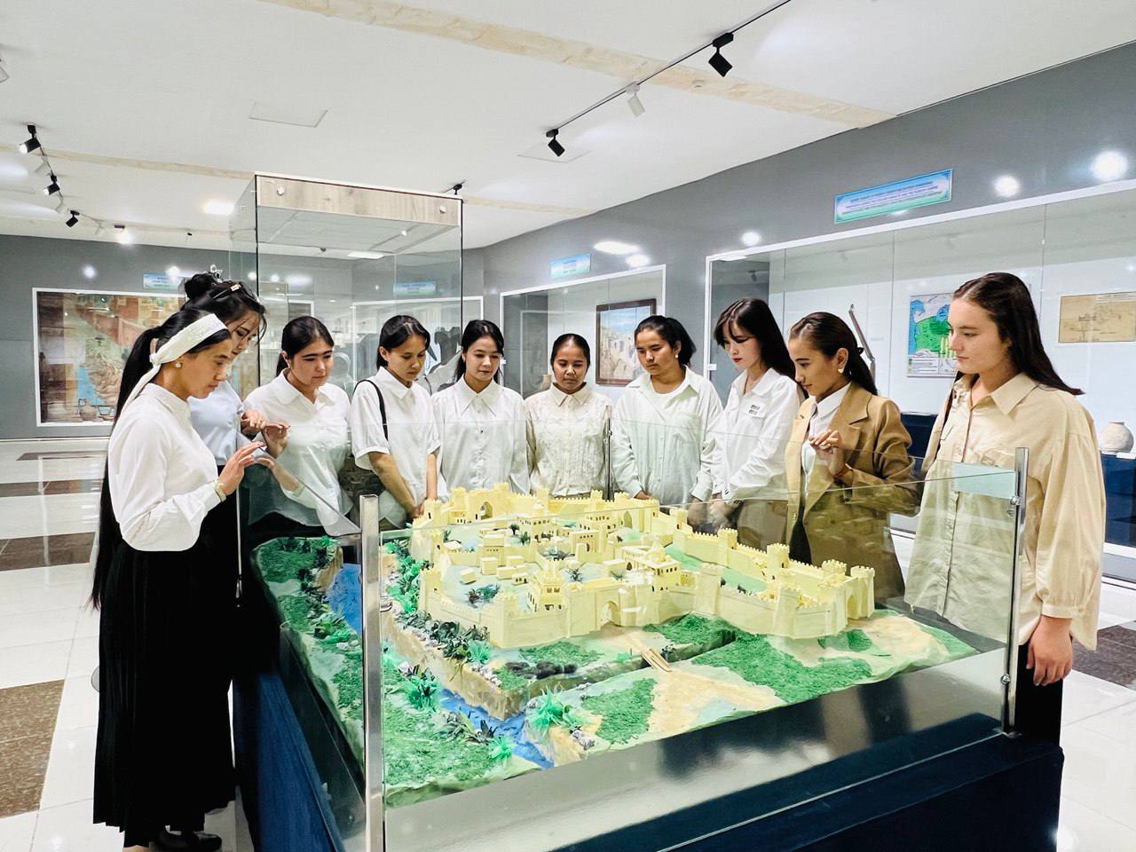 Talabalar bilan moziyga sayohat