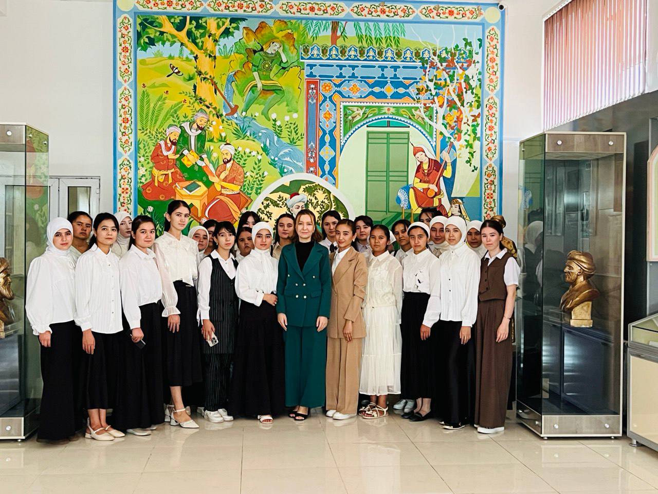 Talabalar bilan moziyga sayohat