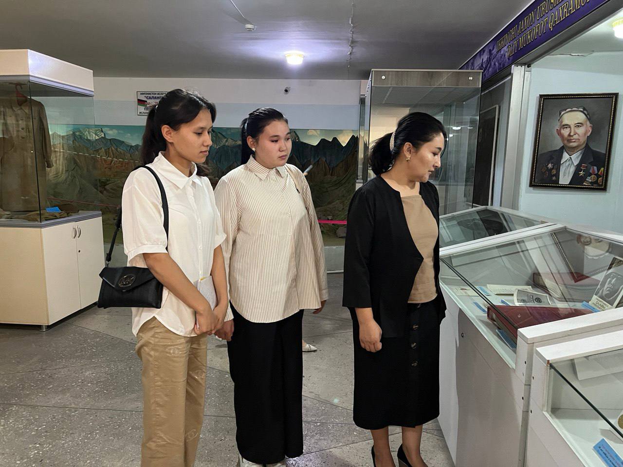 Talabalar bilan moziyga sayohat