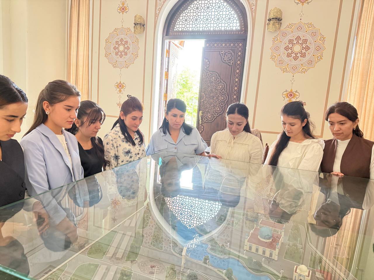 Talabalar Sulton Uvays Qaraniy ziyoratgohida