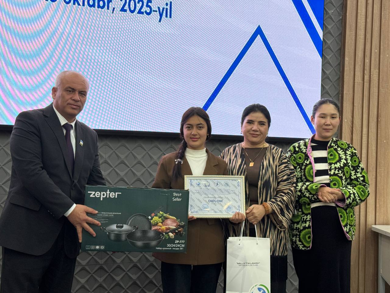 "Ommaviy diktant" tanlovi g'oliblari taqdirlandi