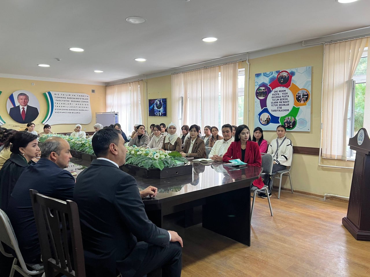 Namangan davlat pedagogika institutida Komil Xorazmiy ijodiy merosiga bagʻishlangan adabiy-maʼrifiy davra suhbati o'tkazildi.