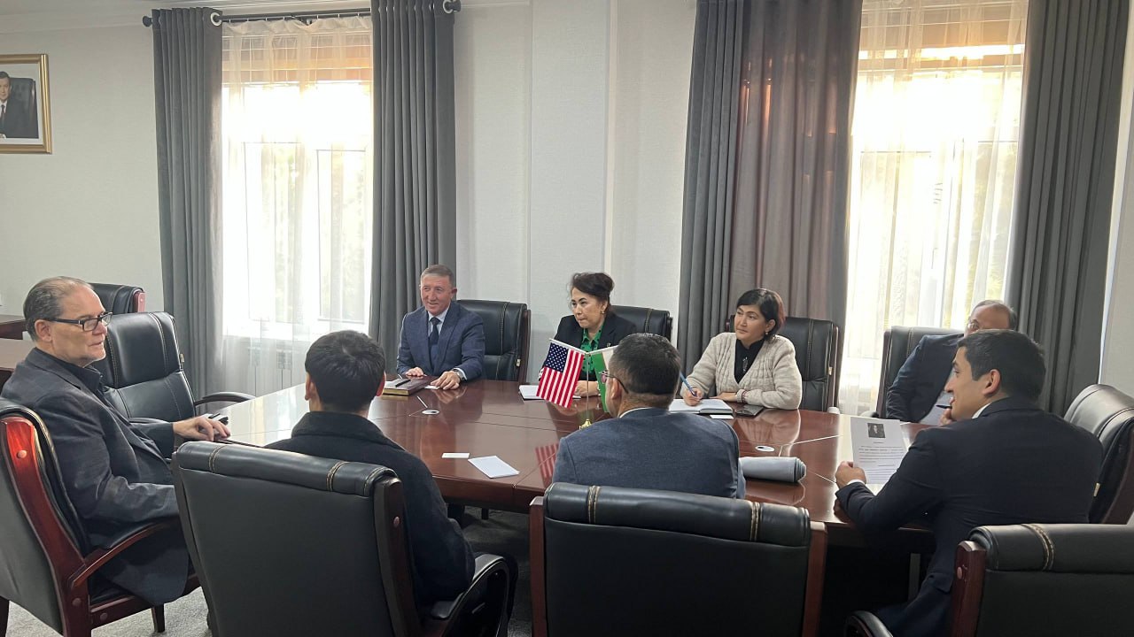 Global ta’lim ko‘prigi: Amerikalik professor Douglas Hartman NamDPIda