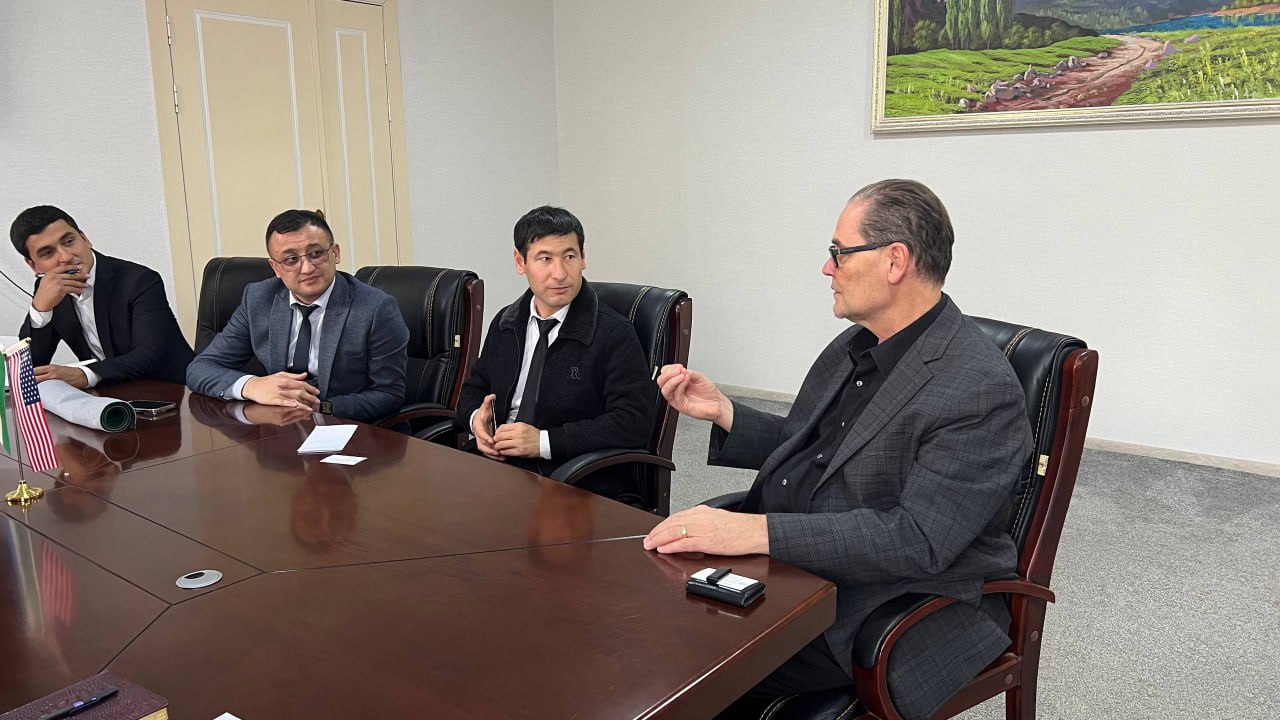 Global ta’lim ko‘prigi: Amerikalik professor Douglas Hartman NamDPIda