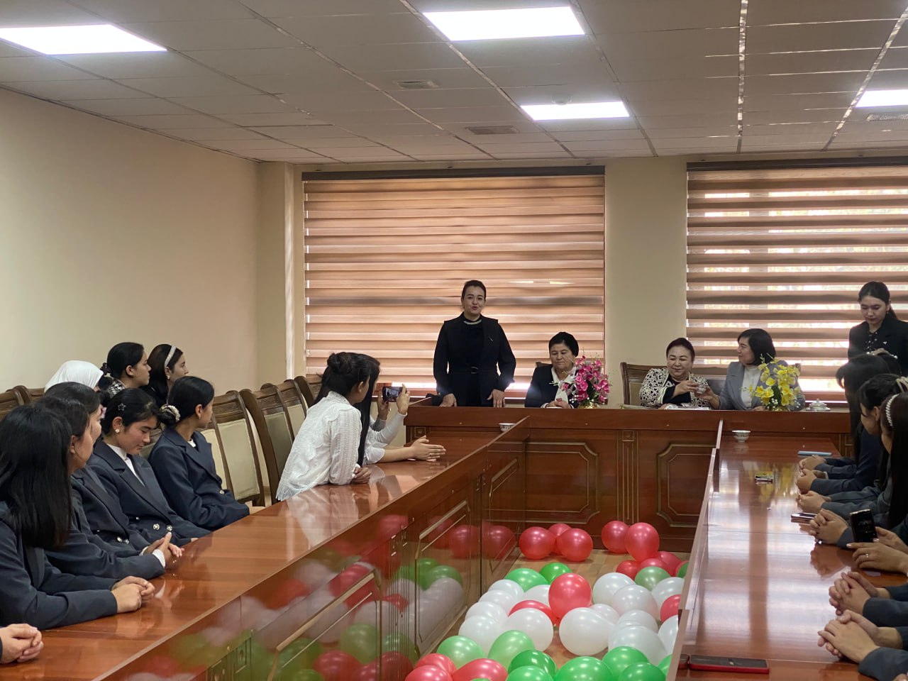 "Xalqaro psixologlar kuni" munosabati bilan “Ardog‘imizdasiz, aziz ustozlar” mavzusida iliq va maʼrifatga boy davra suhbati bo‘lib o‘tdi.