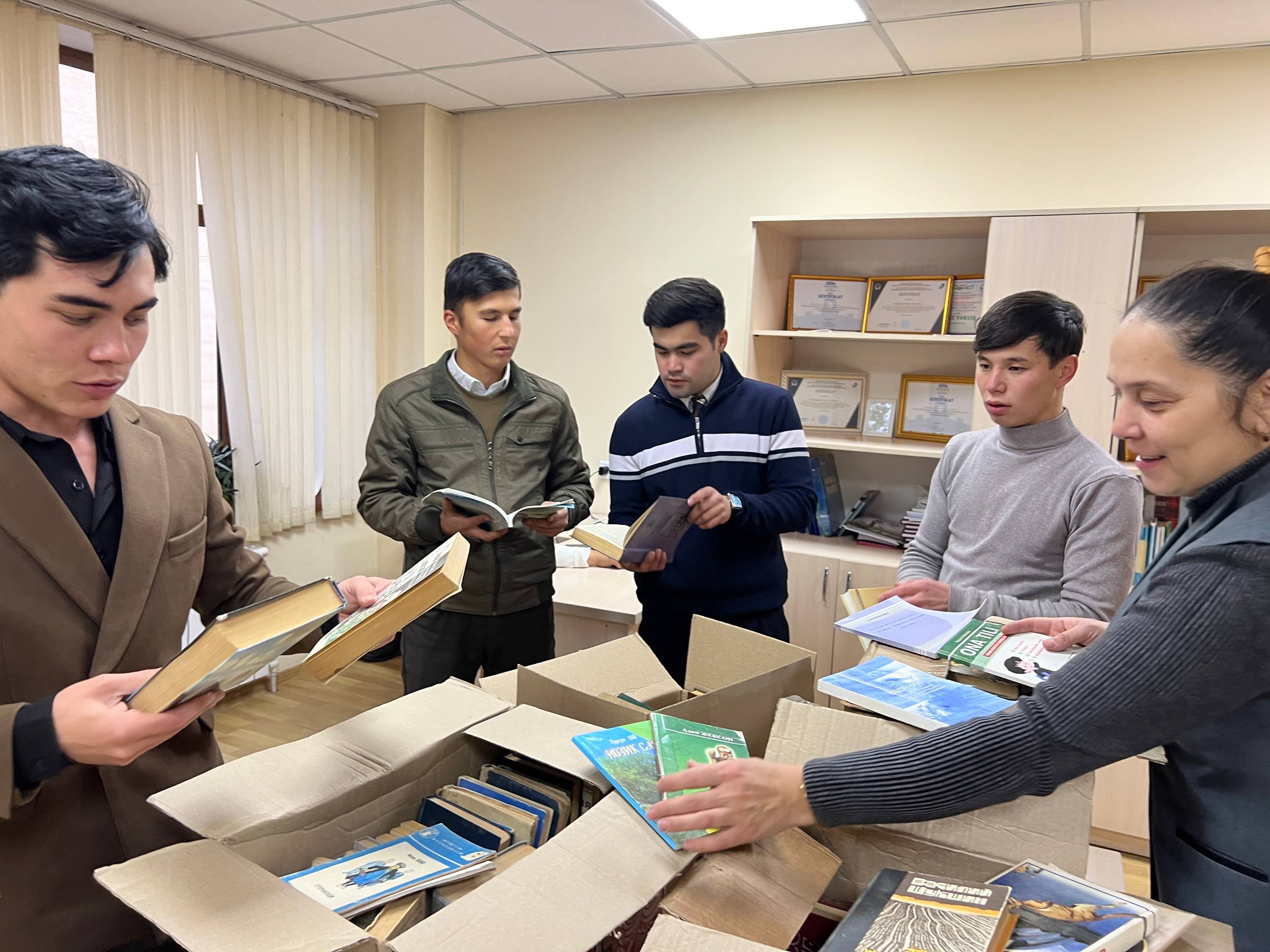 “Talabalikdan olimlik sari: ustoz tuhfa qilgan 100 bebaho kitob”