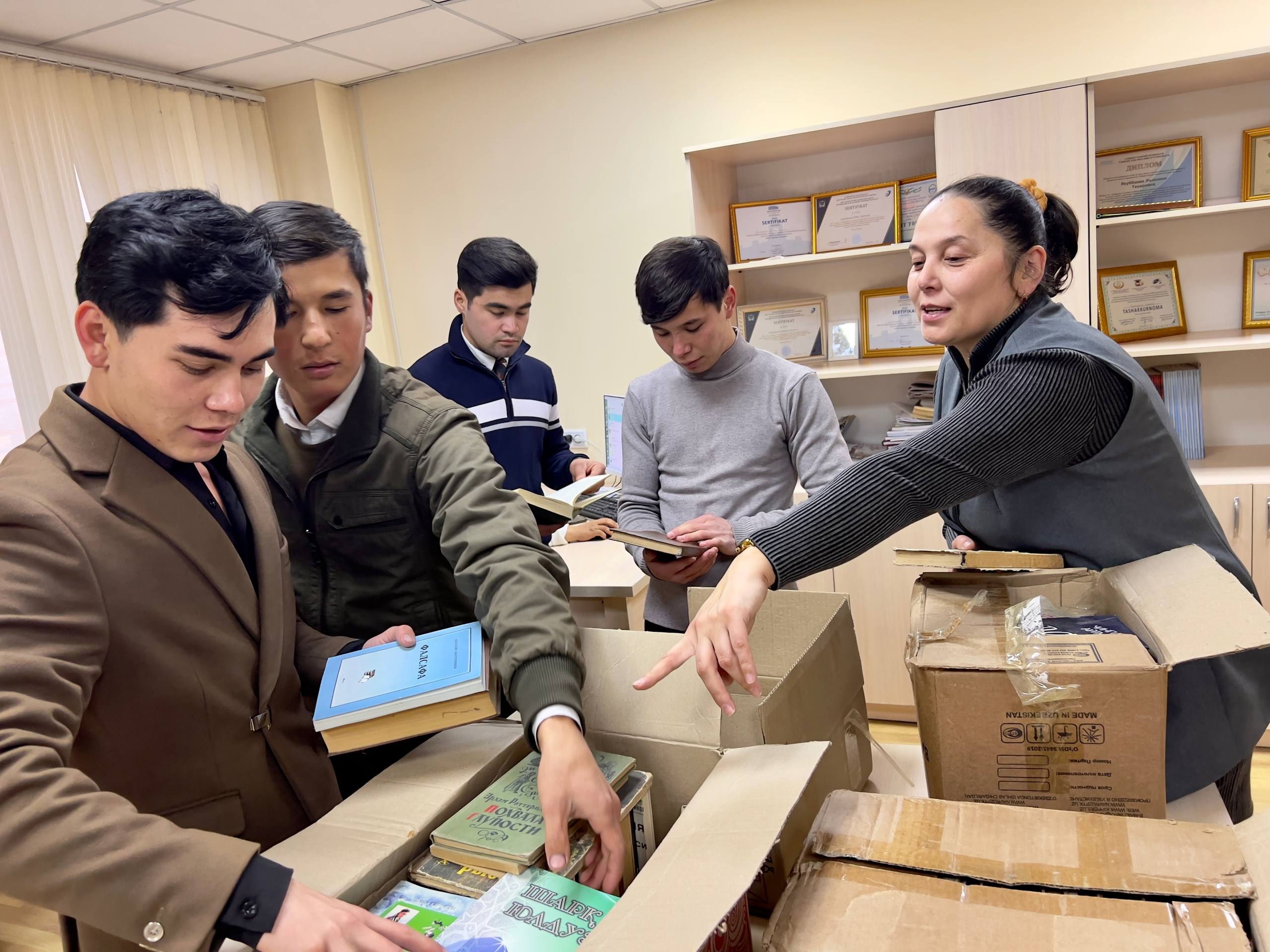 “Talabalikdan olimlik sari: ustoz tuhfa qilgan 100 bebaho kitob”