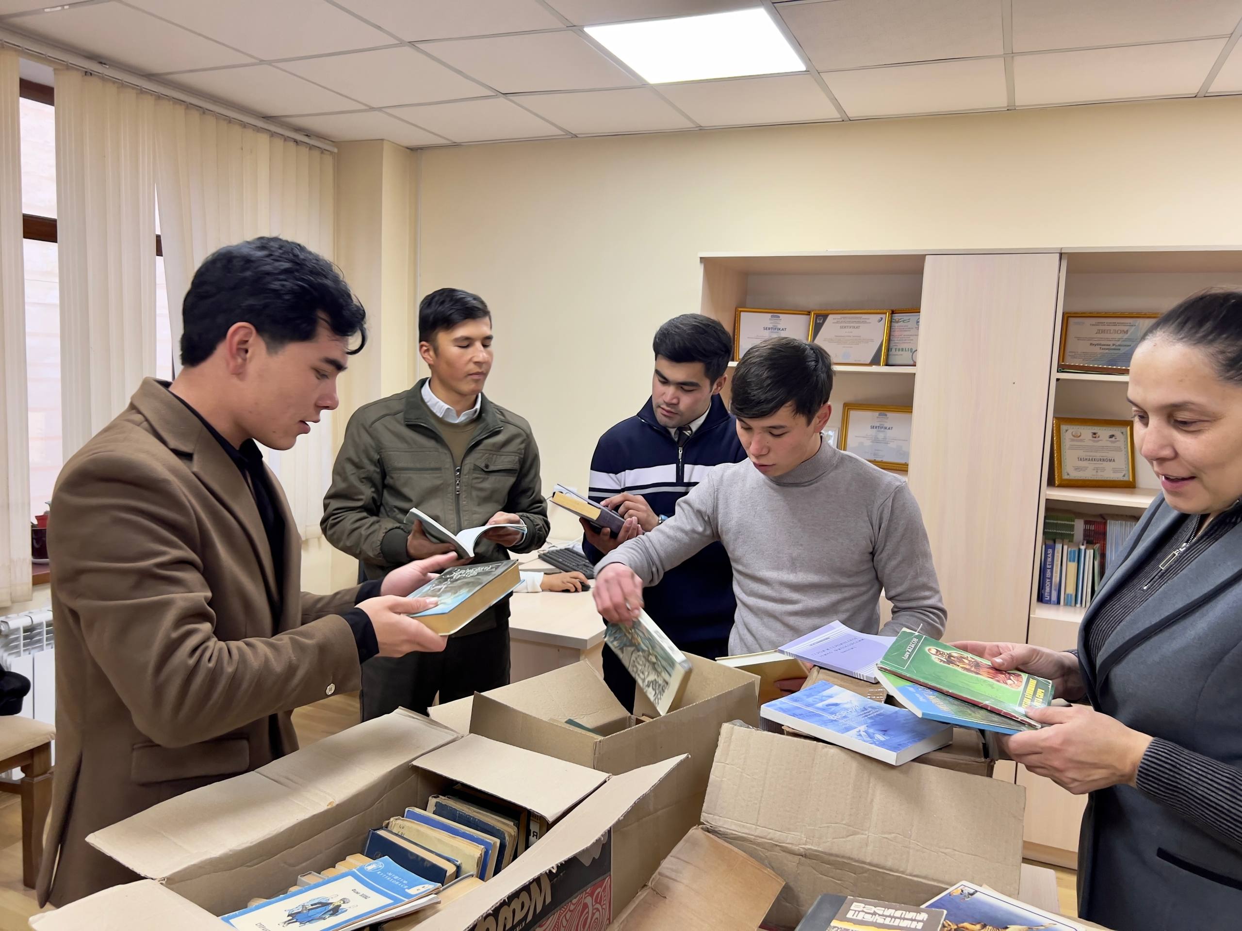 “Talabalikdan olimlik sari: ustoz tuhfa qilgan 100 bebaho kitob”