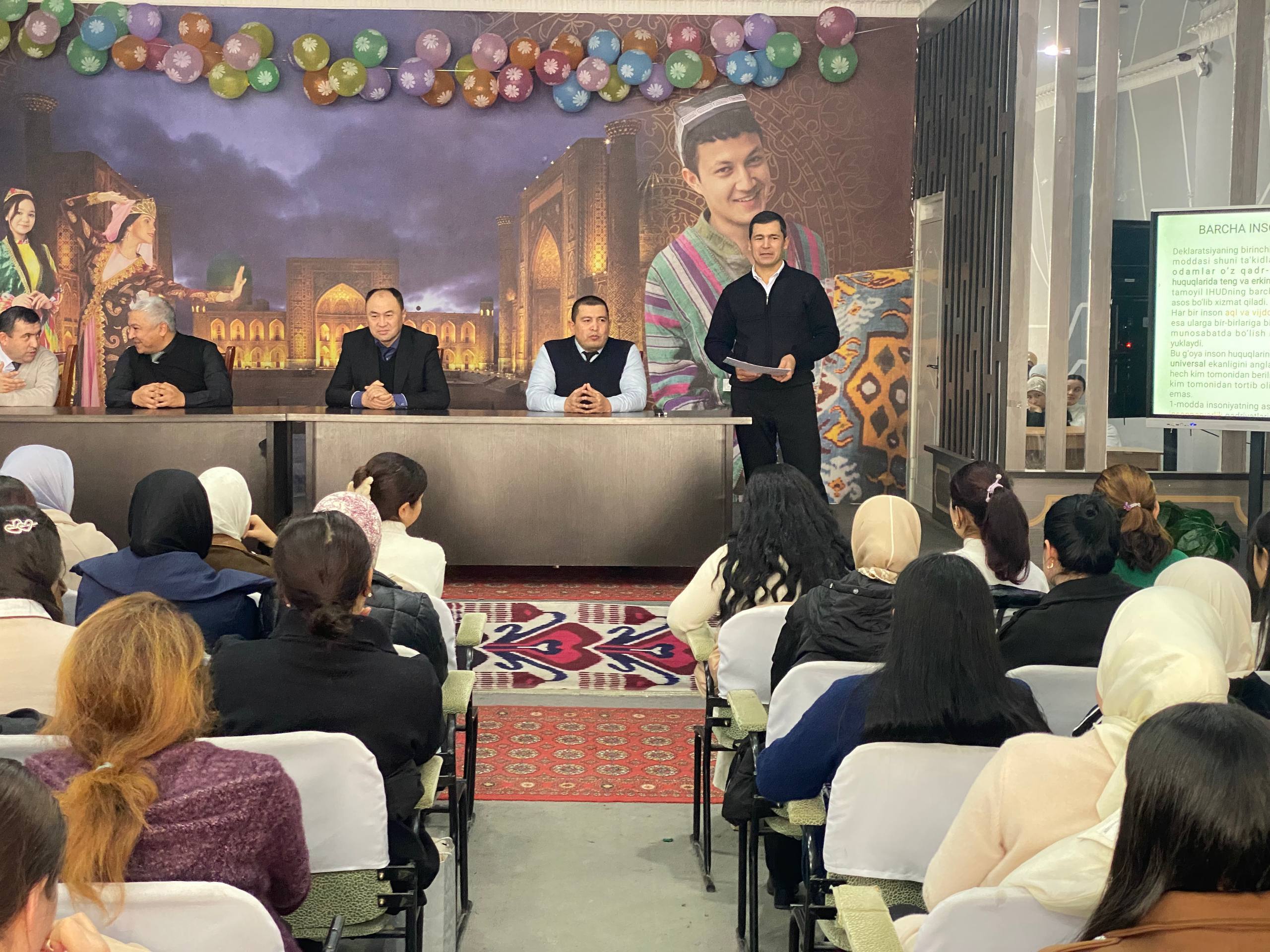 “Milliy g‘oya, ma’naviyat asoslari va huquq ta’limi” hamda “Ijtimoiy ish” yo‘nalishi talabalari ishtirokida davra suhbati tashkil etildi.