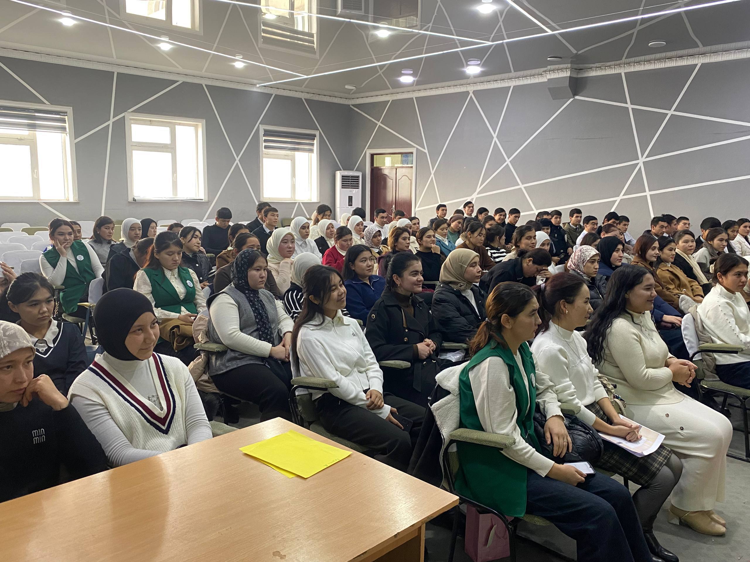 “Milliy g‘oya, ma’naviyat asoslari va huquq ta’limi” hamda “Ijtimoiy ish” yo‘nalishi talabalari ishtirokida davra suhbati tashkil etildi.