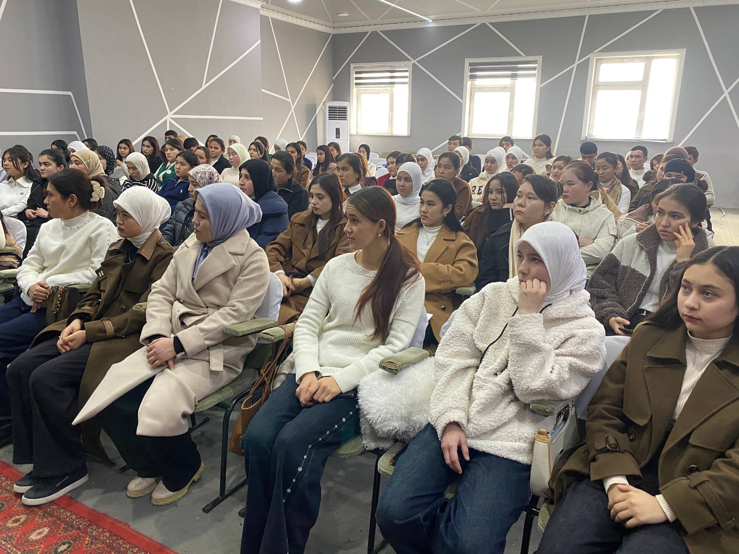 “Milliy g‘oya, ma’naviyat asoslari va huquq ta’limi” hamda “Ijtimoiy ish” yo‘nalishi talabalari ishtirokida davra suhbati tashkil etildi.