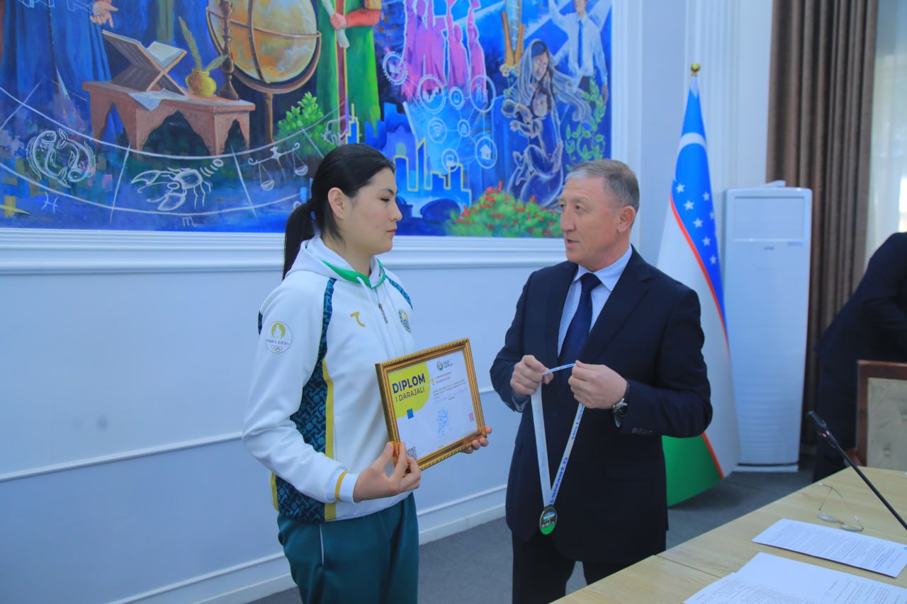 Namangan davlat pedagogika instituti o'qituvchi va talabalariga ilmiy daraja hamda tanlov natijalarini tasdiqlovchi diplomlar topshirildi...