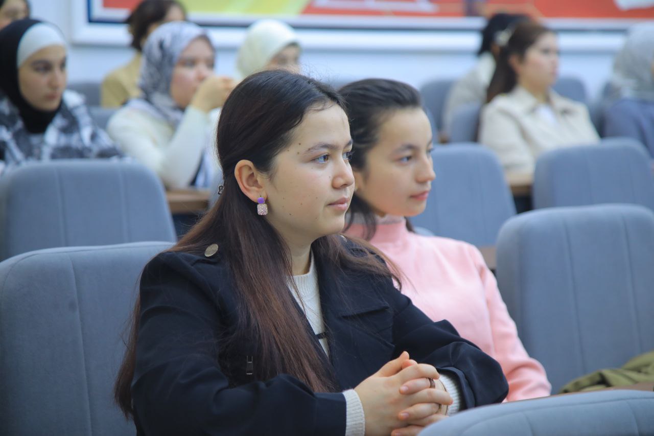 Ijtimoiy fanlar fakulteti tyutorlari tashabbusi bilan “ Yoshlar orasida jinoyatchilik va huquqbuzarlikni oldini olish” mavzusida davra suhbati o’tkazildi.