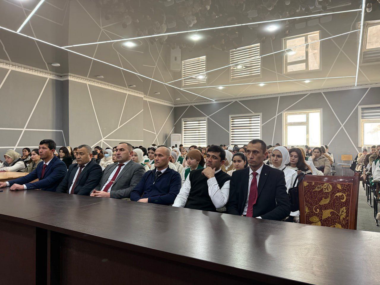 Namangan davlat pedagogika instituti Ijtimoiy fanlar fakulteti Milliy gʻoya, ma'naviyat asoslari va huquq ta'limi yoʻnalishi talabalari va tyutorlar hamkorligida "Shoh va shoir bobomiz" mavzusida ma'naviy-ma'rifiy kecha tashkil etildi.