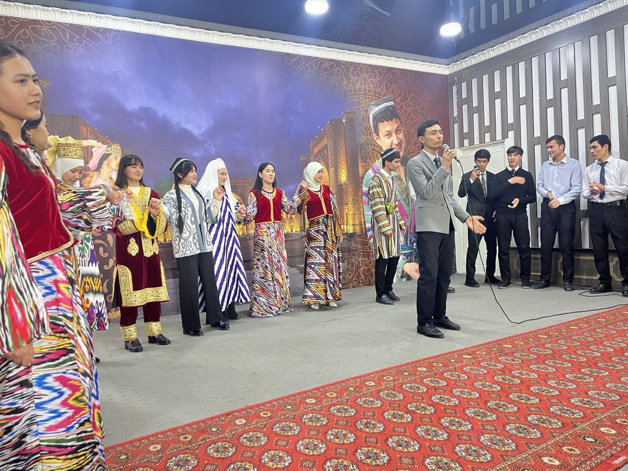 Namangan davlat pedagogika instituti Ijtimoiy fanlar fakulteti Milliy gʻoya, ma'naviyat asoslari va huquq ta'limi yoʻnalishi talabalari va tyutorlar hamkorligida "Shoh va shoir bobomiz" mavzusida ma'naviy-ma'rifiy kecha tashkil etildi.