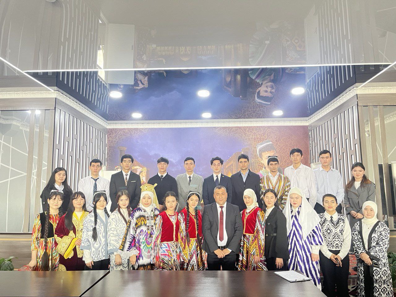 Namangan davlat pedagogika instituti Ijtimoiy fanlar fakulteti Milliy gʻoya, ma'naviyat asoslari va huquq ta'limi yoʻnalishi talabalari va tyutorlar hamkorligida "Shoh va shoir bobomiz" mavzusida ma'naviy-ma'rifiy kecha tashkil etildi.