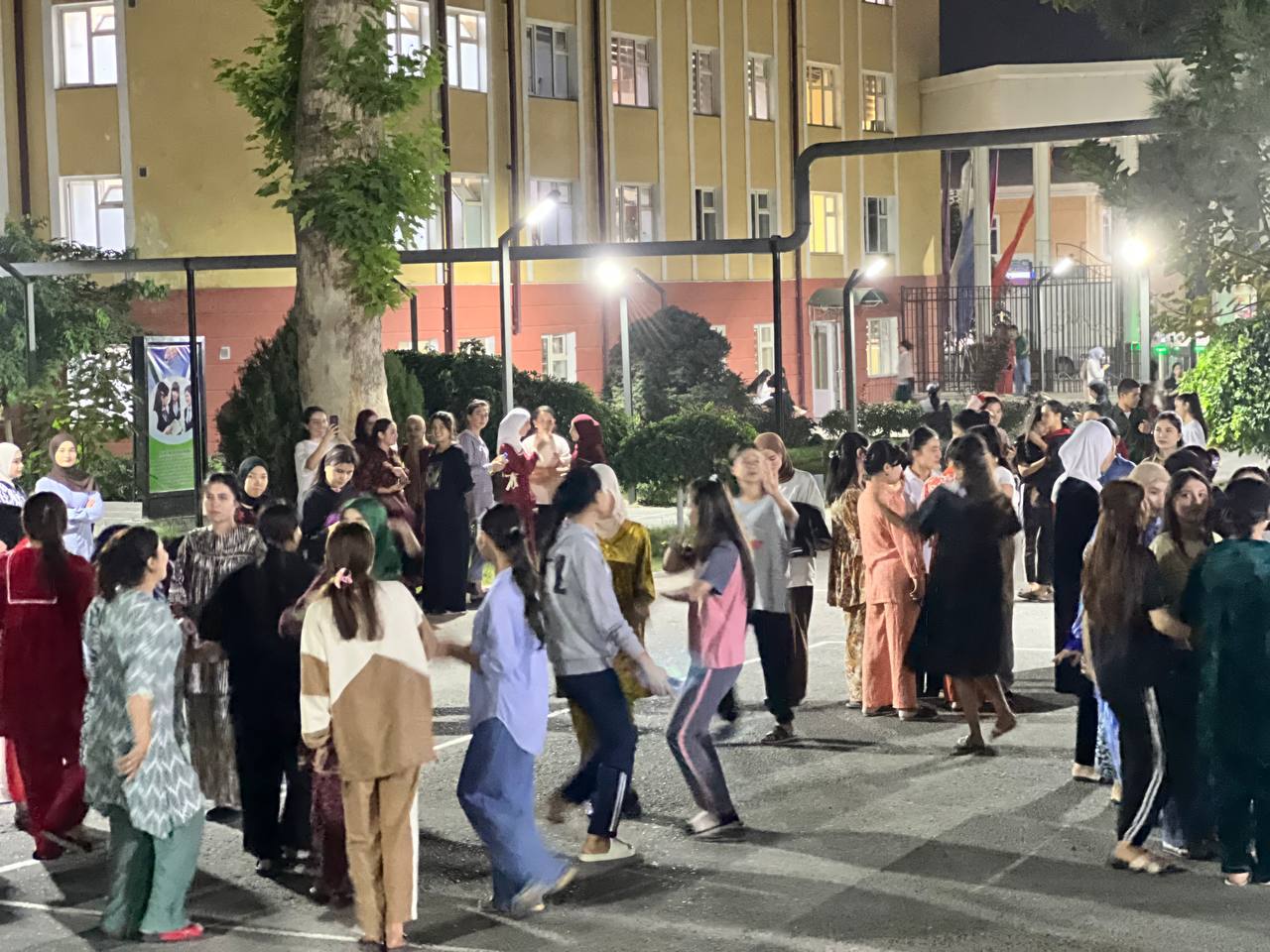 Talabalar turar joyida bayramona shukuh