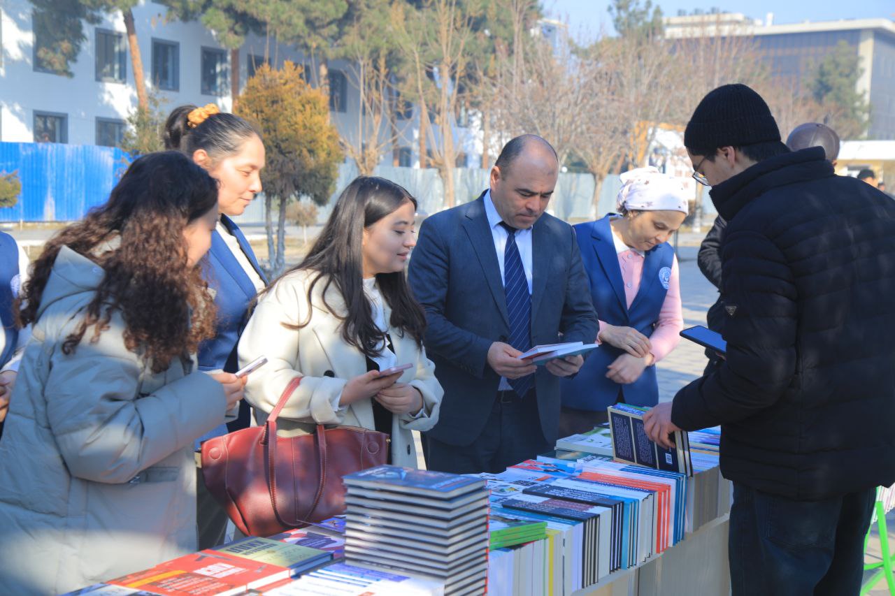 Namangan davlat pedagogika institutida Xorijiy tillar kafedrasi tashabbusi bilan "Kitob-yarmarkasi"  tashkil etildi.