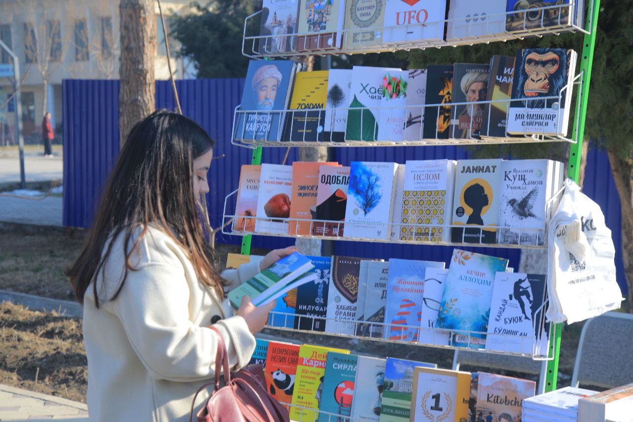 Namangan davlat pedagogika institutida Xorijiy tillar kafedrasi tashabbusi bilan "Kitob-yarmarkasi"  tashkil etildi.