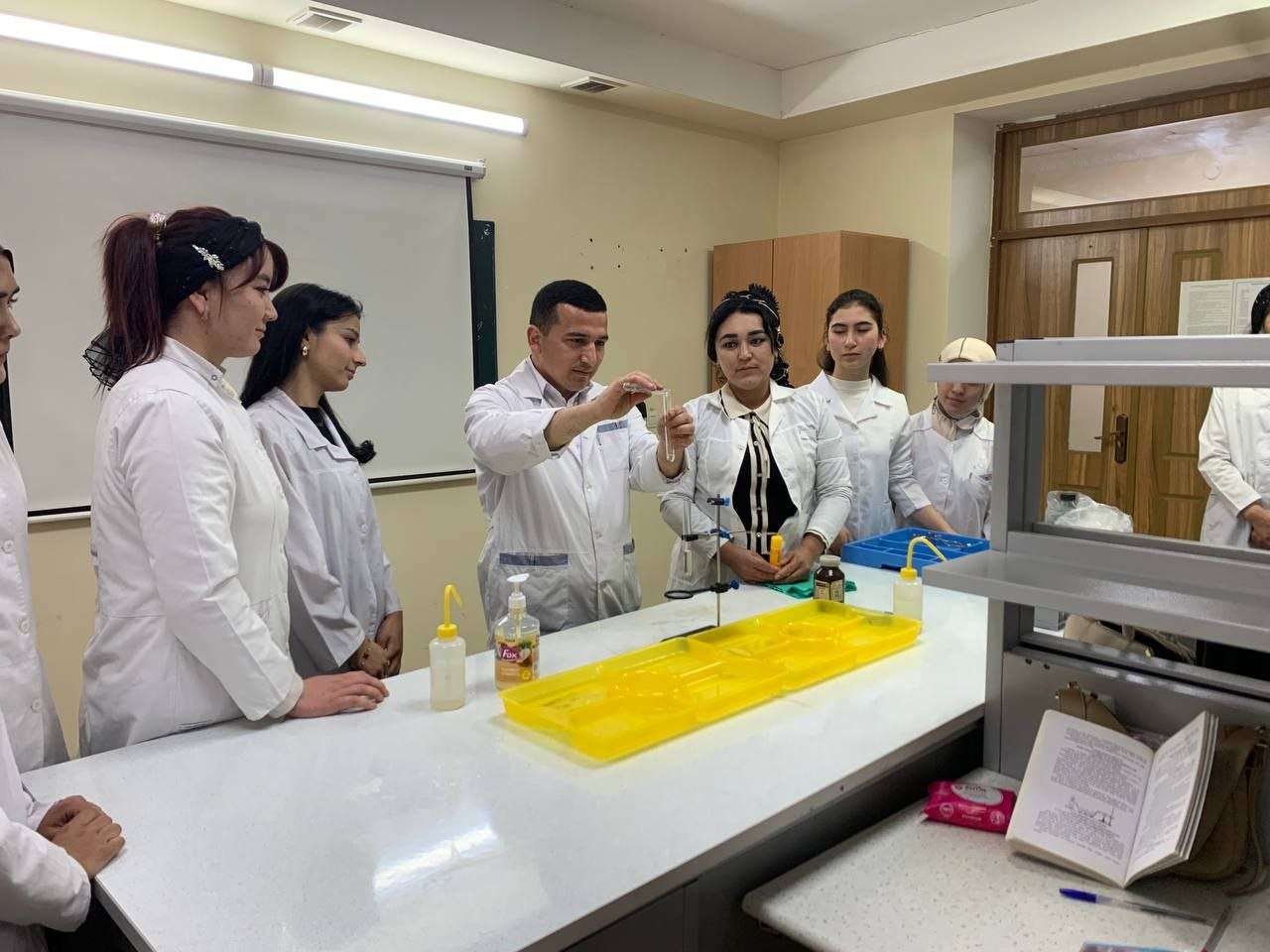 "Marganes va uning birikmalari. Olinishi va xossalari" mavzusi boʻyicha laboratoriya mashgʻulotini tashkil qildi.